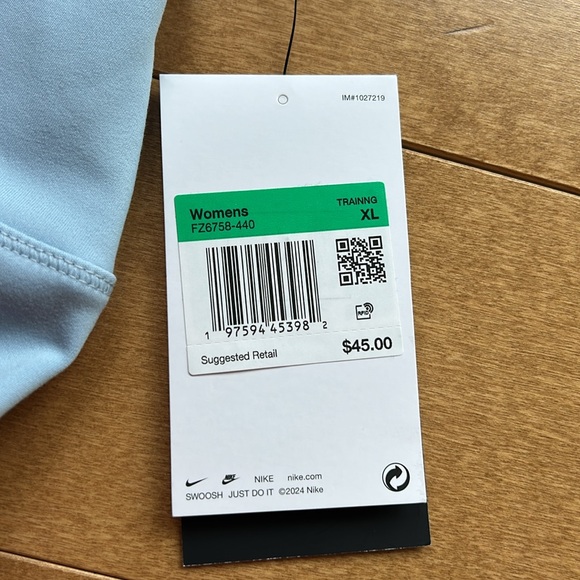 NWT Nike One 8'' Biker Shorts with Pockets - Picture 2 of 4